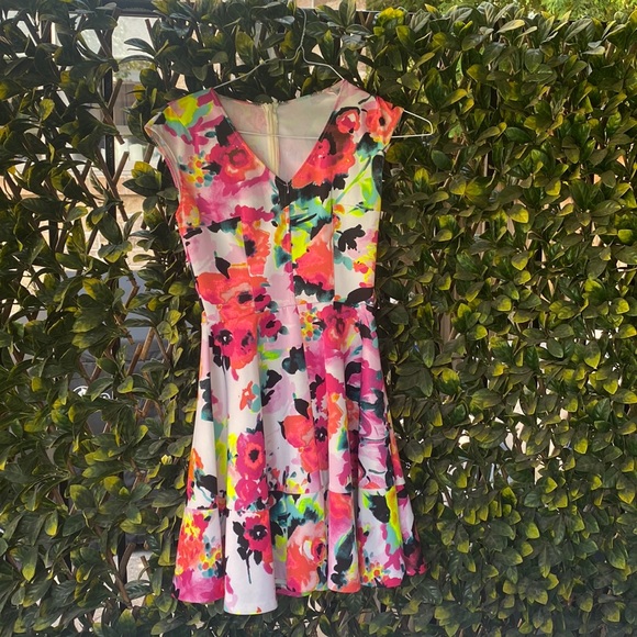 Bright summer dress that is excellent at hiding flaws - Picture 1 of 4